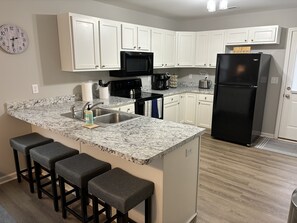 Kjøleskap, mikrobølgeovn, ovn og kokeplater