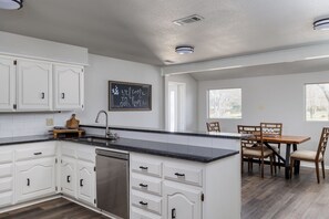 Fridge, microwave, oven, stovetop - Townhome on Mill Creek Golf Course with onsite golf cart rental (Salado)