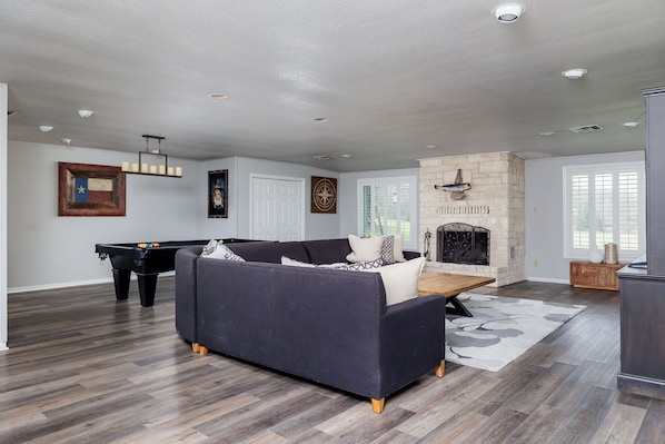 Smart TV, fireplace