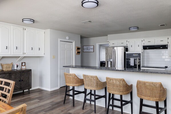 Fridge, microwave, oven, stovetop - Townhome on Mill Creek Golf Course with onsite golf cart rental (Salado)