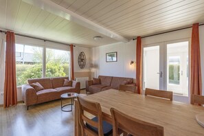 Interior - Prachtige 6 Persoons Vakantiebungalow op Korte Afstand van het Brede Zandstrand van Julianadorp aan Zee (Julianadorp aan Zee)