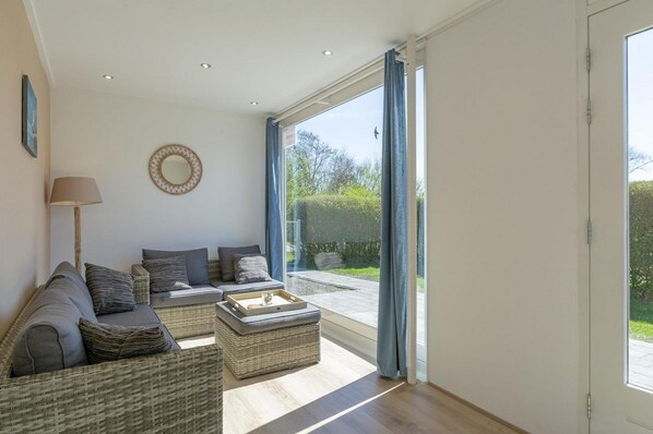 Smart TV - Prachtige 6 Persoons Vakantiebungalow op Korte Afstand van het Brede Zandstrand van Julianadorp aan Zee (Julianadorp aan Zee)