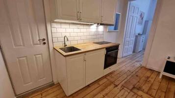 Frigorifero, forno, piano cottura, macchina per tè/caffè