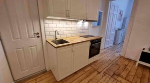 Geladeira, fogão, cooktop, cafeteira/chaleira