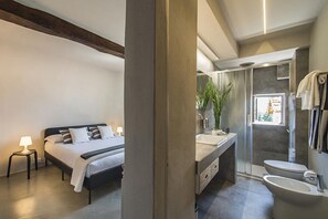 Shower, hair dryer, bidet, towels