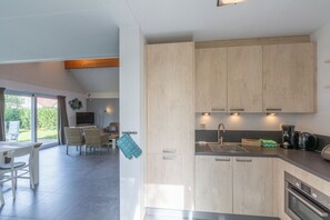Kühlschrank, Geschirrspüler, Wasserkocher mit Kaffee-/Teezubehör