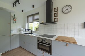 Geladeira, lava-louças, cafeteira/chaleira, torradeira