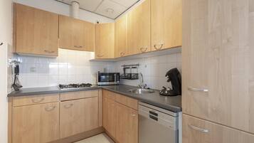 Astianpesukone, kahvin-/teenkeitin, leivänpaahdin, ruokailupöytä