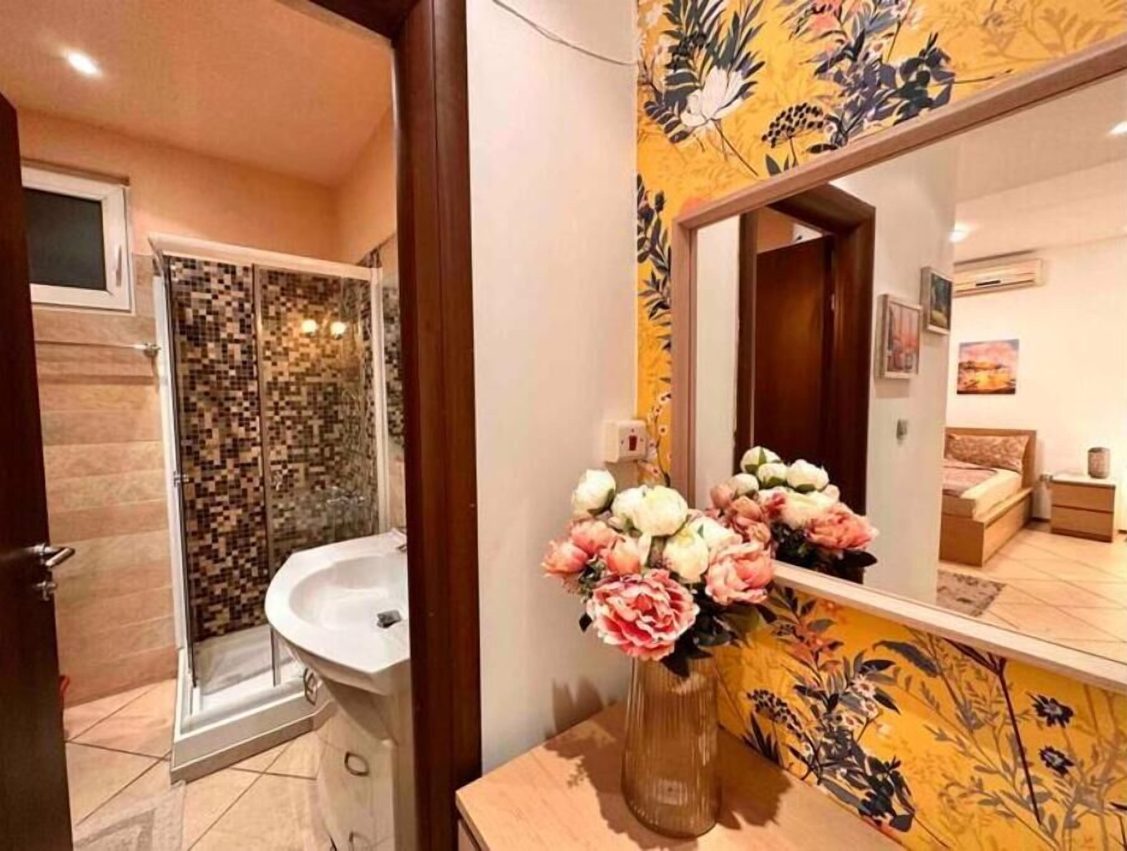 Amenidades de baño gratuitas, secadora de cabello, pantuflas, toallas 