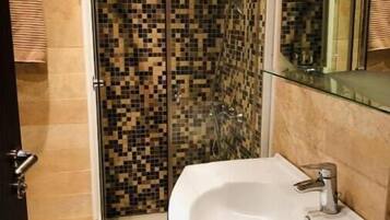 Articles de toilette gratuits, sèche-cheveux, chaussons