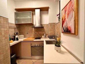 Kühlschrank, Ofen, Herdplatte, Wasserkocher mit Kaffee-/Teezubehör