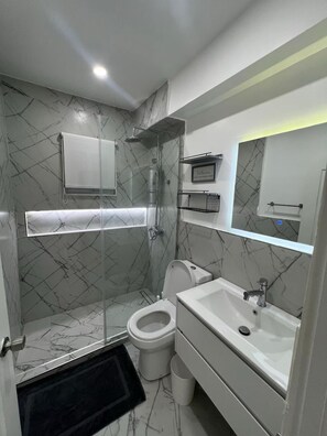 Dusj, håndklær, såpe og sjampo