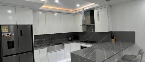 Kühlschrank, Mikrowelle, Ofen, Herdplatte