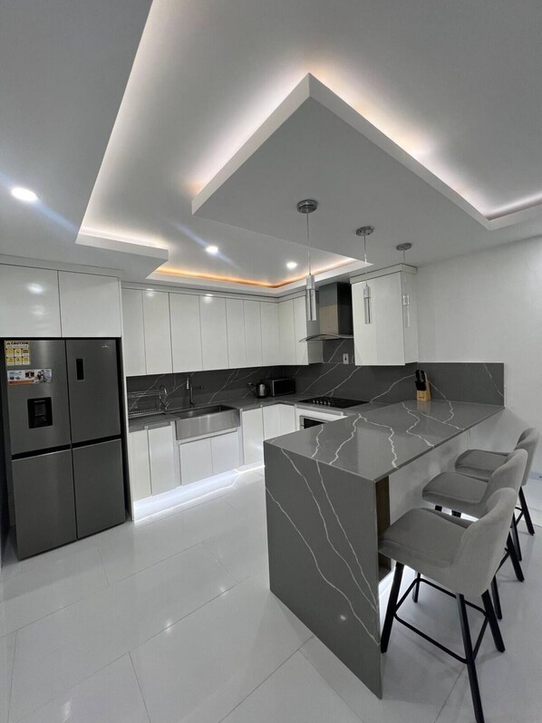 Kjøleskap, mikrobølgeovn, ovn og kokeplater