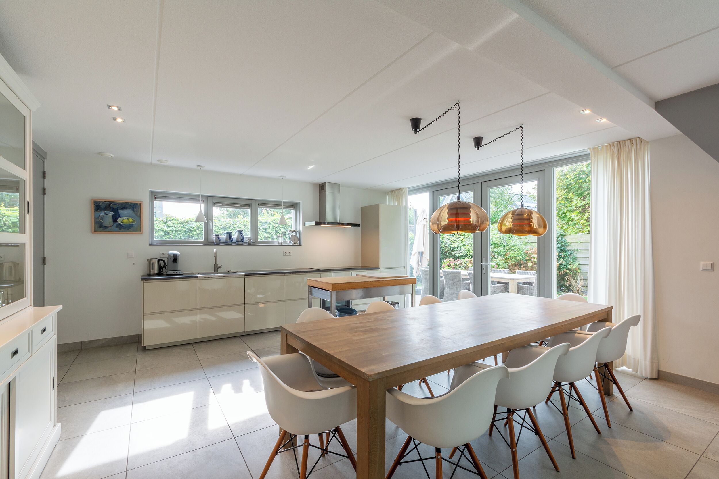 Jääkaappi, astianpesukone, kahvin-/teenkeitin, leivänpaahdin