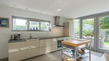 Køleskab, opvaskemaskine, kaffe-/temaskine, brødrister