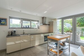 Kühlschrank, Geschirrspüler, Wasserkocher mit Kaffee-/Teezubehör
