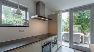 Køleskab, opvaskemaskine, kaffe-/temaskine, brødrister