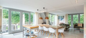 Luxuriöses und stilvoll eingerichtetes XL-Ferienhaus im Sandepark, nur 800 Meter vom Strandaufgang von Groote Keeten entfernt.