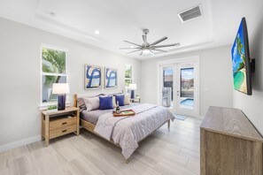 5 bedrooms, desk, iron/ironing board, WiFi - 2024 Monsterrat Model | Waterfront Home & Lap Pool (Marco Island)