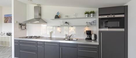 Een vaatwasser, een koffiezetapparaat/waterkoker, een broodrooster