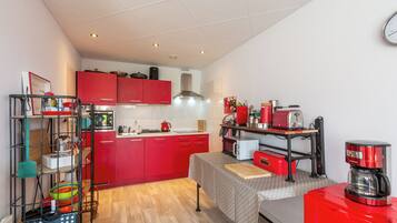 Een vaatwasser, een broodrooster, een eettafel