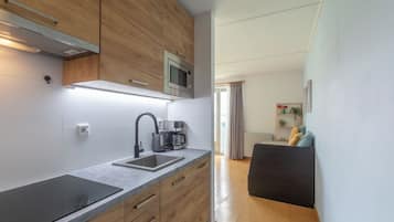 Geschirrspüler, Wasserkocher mit Kaffee-/Teezubehör, Toaster, Esstisch