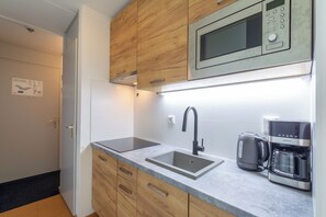 Lave-vaisselle, cafetière/bouilloire, grille-pain, tables à manger