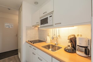 Geschirrspüler, Wasserkocher mit Kaffee-/Teezubehör, Toaster, Esstisch
