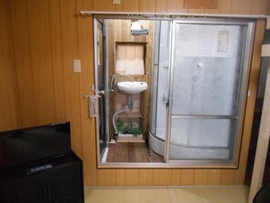 Regadera, secadora de cabello, toallas, jabón