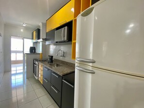 Comfort Apartment | Private kitchen | Fridge, oven, cookware/dishes/utensils - Residencial Octávio Braga (Praia Grande)