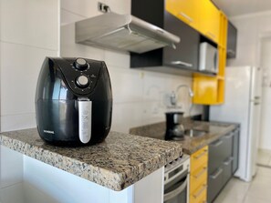 Departamento Confort | Cocina privada | Refrigerador, horno y utensilios de cocina 