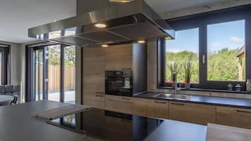 Astianpesukone, kahvin-/teenkeitin, ruokailupöytä