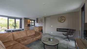 Een smart-tv en een open haard