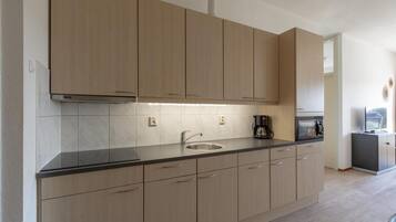 洗碗機、咖啡機/沖茶器、多士爐、餐桌