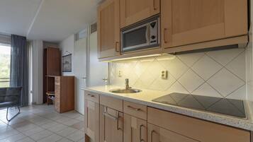 洗碗機、咖啡機/沖茶器、餐桌