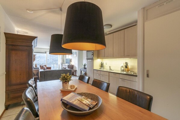 Dining - Modern Vakantieappartement met Groot Balkon, Direct Tegenover de Strandopgang van Callantsoog Gelegen (Callantsoog)
