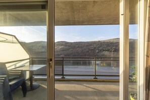 Interior - Modern Vakantieappartement met Groot Balkon, Direct Tegenover de Strandopgang van Callantsoog Gelegen (Callantsoog)