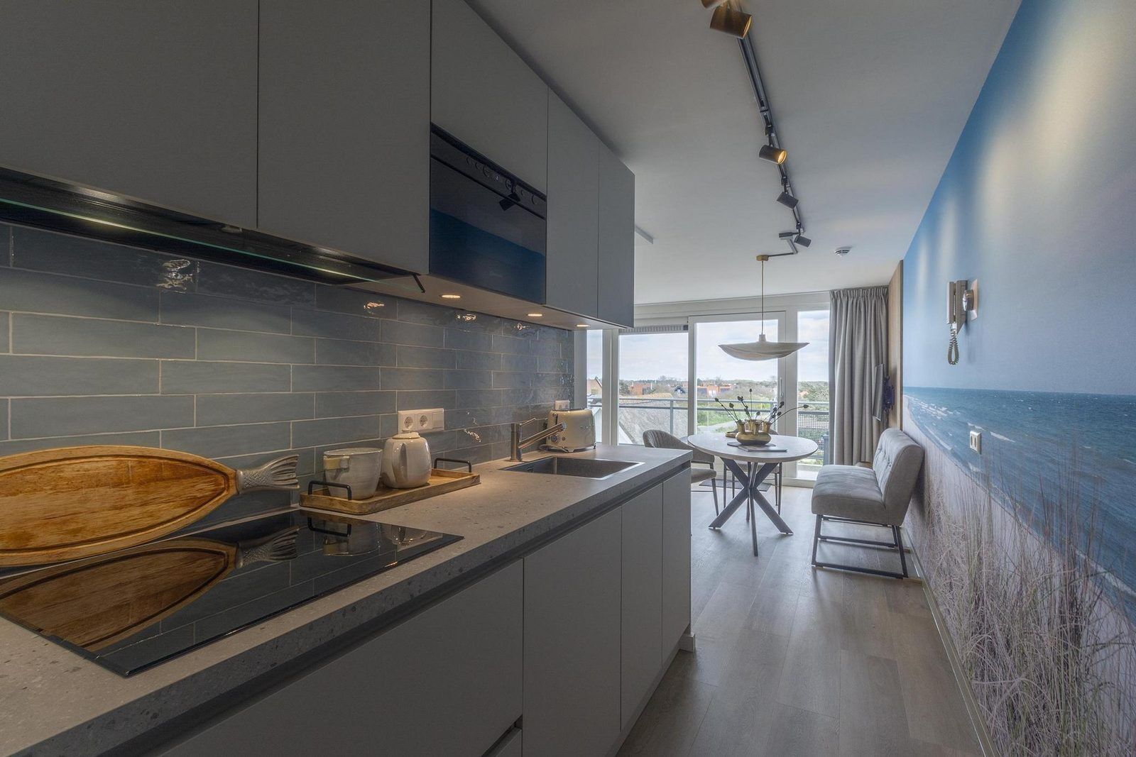 Lavavajillas, cafetera y tetera, tostadora y comedor 