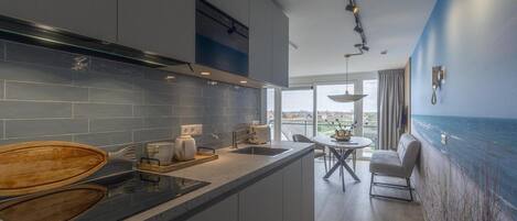 Lave-vaisselle, cafetière/bouilloire, grille-pain, tables à manger