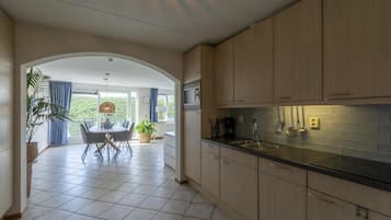 Diskmaskin, kaffe- och tebryggare, brödrost och matbord