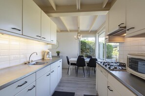 Lave-vaisselle, cafetière/bouilloire, grille-pain, tables à manger