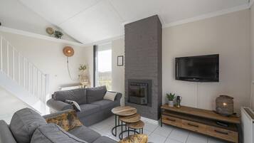 Een televisie en een open haard