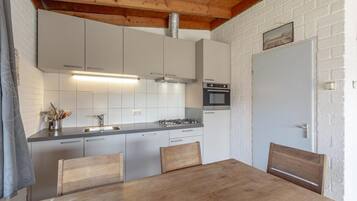 Lave-vaisselle, cafetière/bouilloire, grille-pain, tables à manger