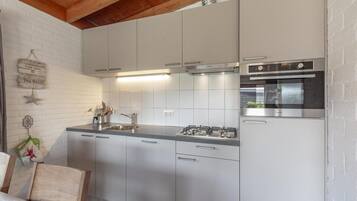 Lave-vaisselle, cafetière/bouilloire, grille-pain, tables à manger