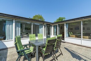 Outdoor dining - Duinland 190, een Vakantiebungalow met een Heerlijke Tuin en Beschut Terras in Sint Maartenszee (Sint Maartenszee)