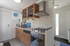 Fridge, dishwasher, coffee/tea maker, dining tables - Duinland 190, een Vakantiebungalow met een Heerlijke Tuin en Beschut Terras in Sint Maartenszee (Sint Maartenszee)