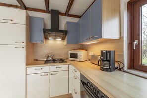 Diskmaskin, brödrost och matbord