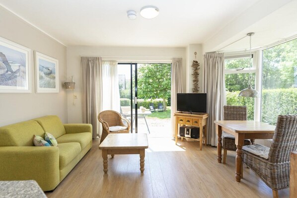 TV - Ruim 2-pers. Appartement op Loopafstand van het Strand van Badplaats De Koog! (De Koog)