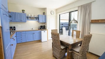 Een vaatwasser, een koffiezetapparaat/waterkoker, een broodrooster